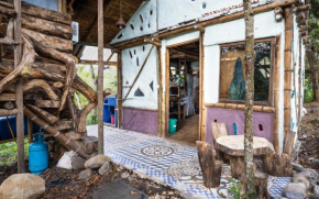 Cabaña en el bosque, con cascada y rio propio.